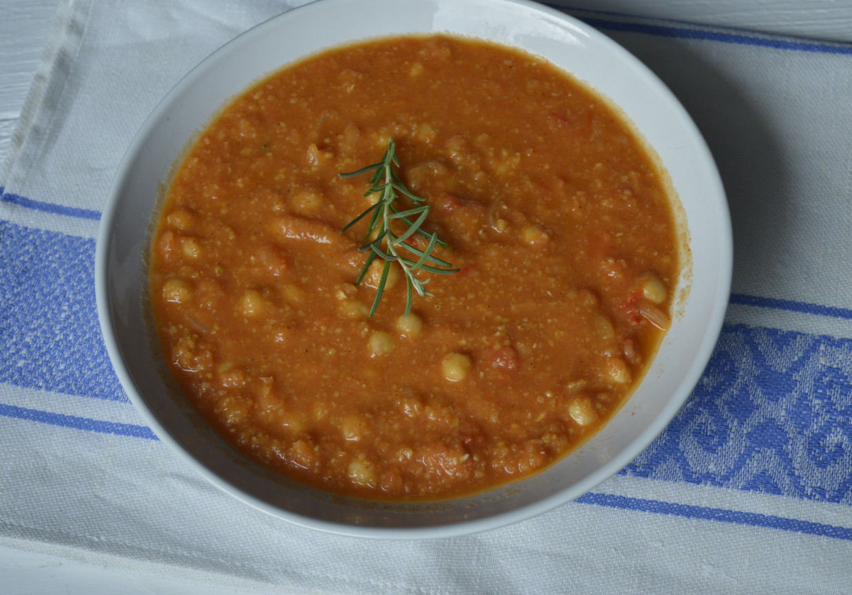 Hiszpańska zupa z ciecierzycy foto