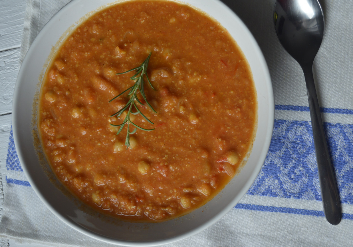 Hiszpańska zupa z ciecierzycy foto