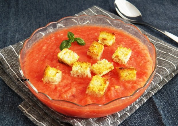 Fotografia przedstawiająca Hiszpański chłodnik z pomidorów