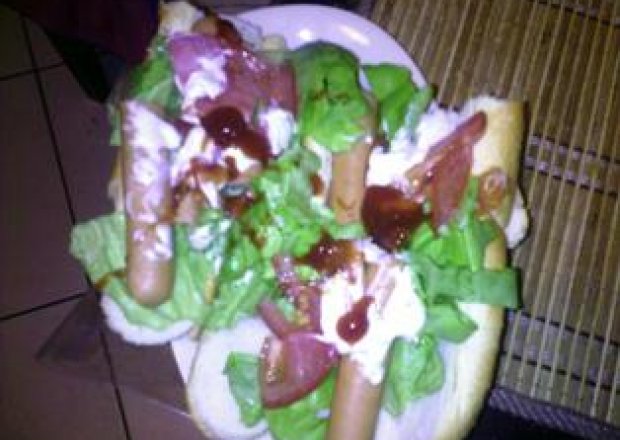 Fotografia przedstawiająca Hot dog wersja domowa