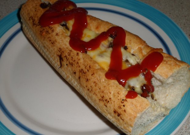 Fotografia przedstawiająca Hot dog z bekonem i pieczarkami