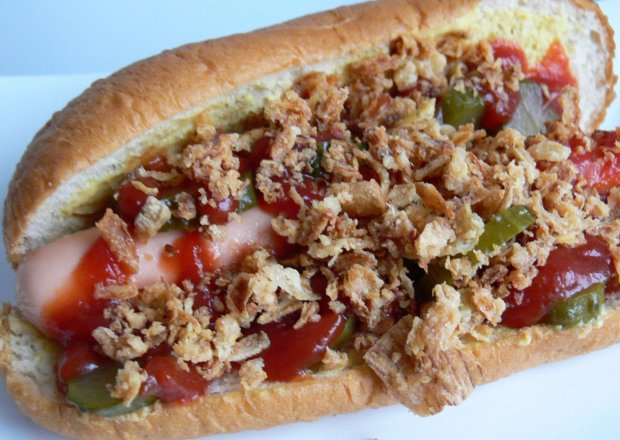 Fotografia przedstawiająca Hot- dog z cebulką