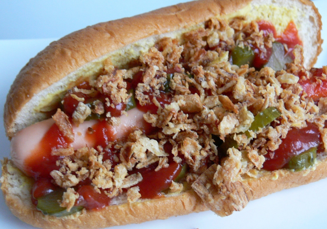 Hot- dog z cebulką foto