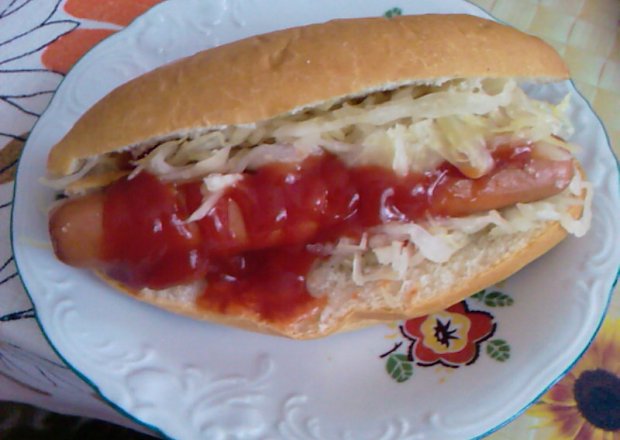 Fotografia przedstawiająca Hot dog z kapusta kiszona