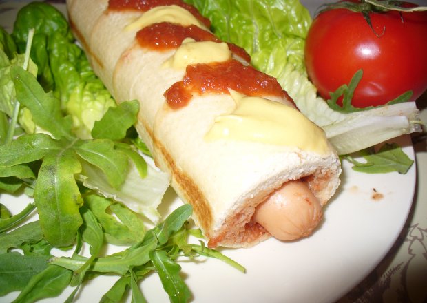 Fotografia przedstawiająca Hot dog z parówką z  szynki