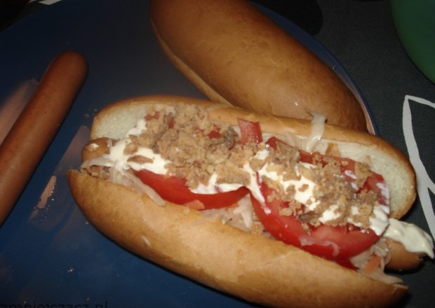 Fotografia przedstawiająca Hot- dog z prażoną cebulką