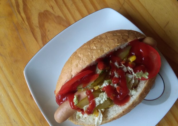 Fotografia przedstawiająca Hot dog z warzywami