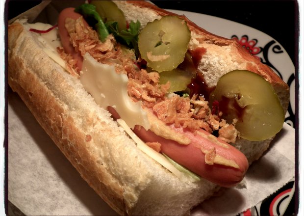 Fotografia przedstawiająca Hot Dog z Warzywami