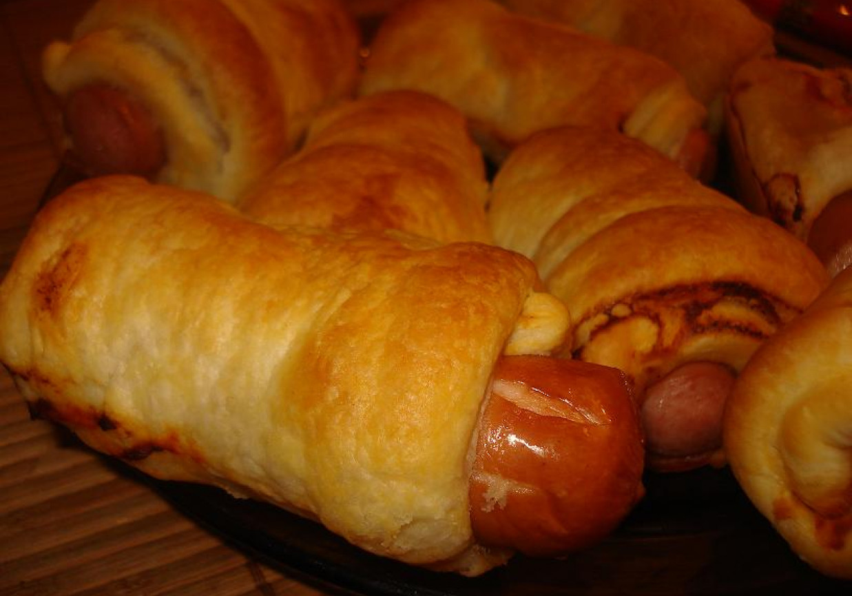 Hot- Dogi z ciasta francuskiego foto