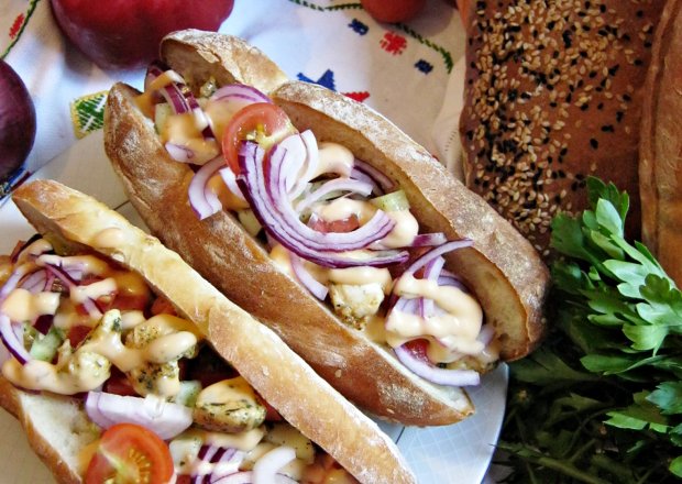 Fotografia przedstawiająca Hot – dogi z kurczakiem marynowanym w białym pieprzu i chilli