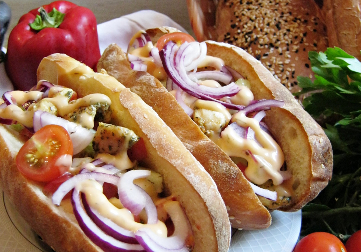 Hot – dogi z kurczakiem marynowanym w białym pieprzu i chilli foto