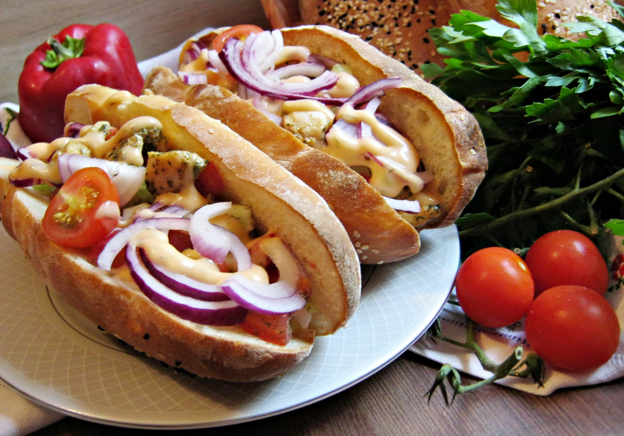 Hot – dogi z kurczakiem marynowanym w białym pieprzu i chilli foto