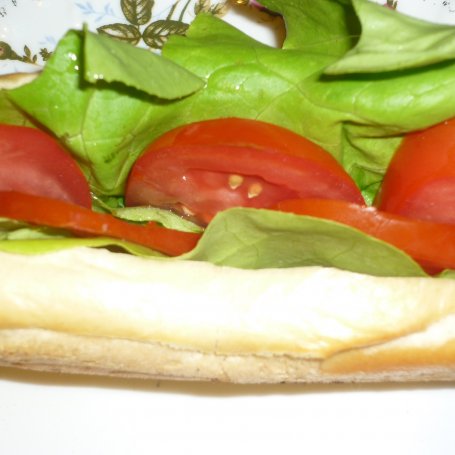 Krok 5 - Hot dogi z sałatą, pomidorem i ogórkiem  foto