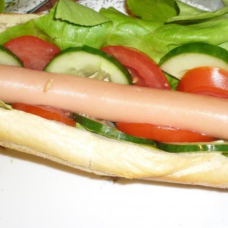Krok 7 - Hot dogi z sałatą, pomidorem i ogórkiem  foto