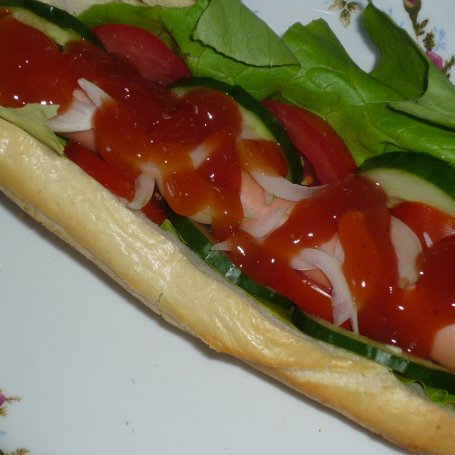 Krok 9 - Hot dogi z sałatą, pomidorem i ogórkiem  foto