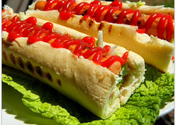 Fotografia przedstawiająca Hot-dogi z surówką