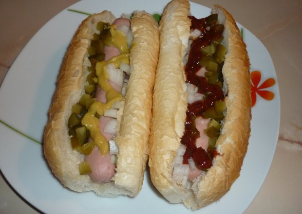 Fotografia przedstawiająca hot dogi