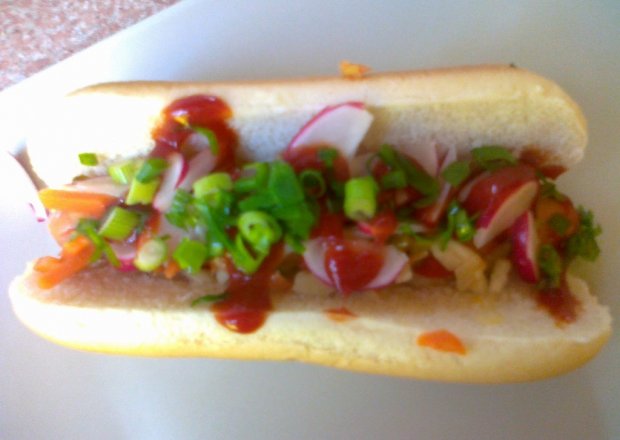 Fotografia przedstawiająca Hot-dog z rzodkiewką