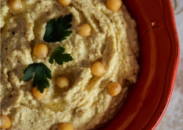 Fotografia przedstawiająca Hummus a więc pasta z ciecierzycy