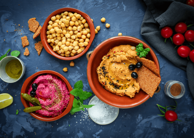 Fotografia przedstawiająca Hummus bowl z warzywami