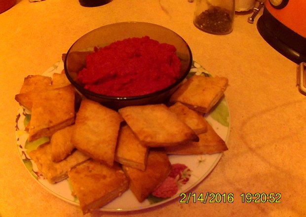 Fotografia przedstawiająca Hummus z burakami podane z krakersami