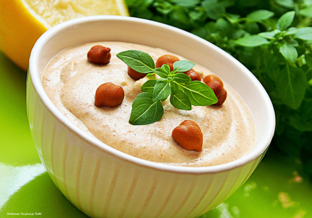Hummus z ciemnej ciecierzycy (Kala Chana Hummus) foto