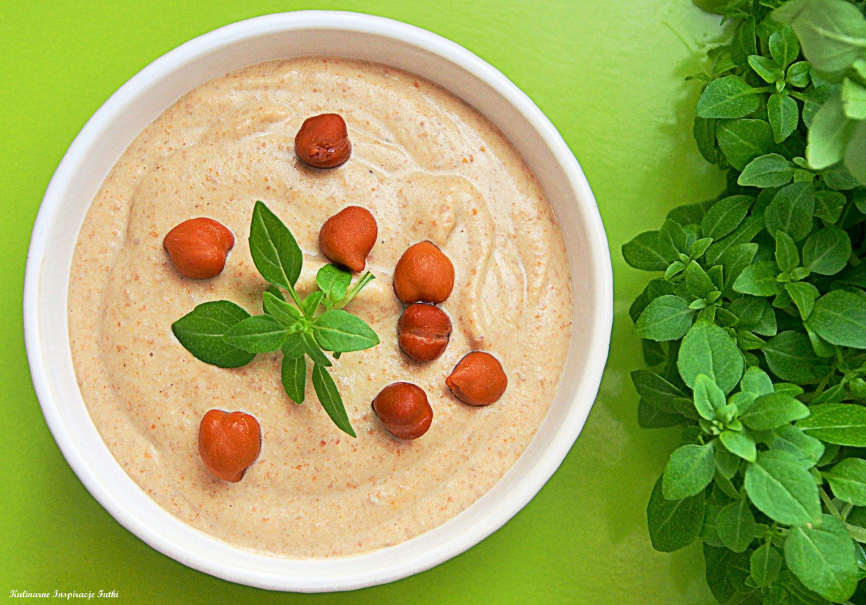 Hummus z ciemnej ciecierzycy (Kala Chana Hummus) foto
