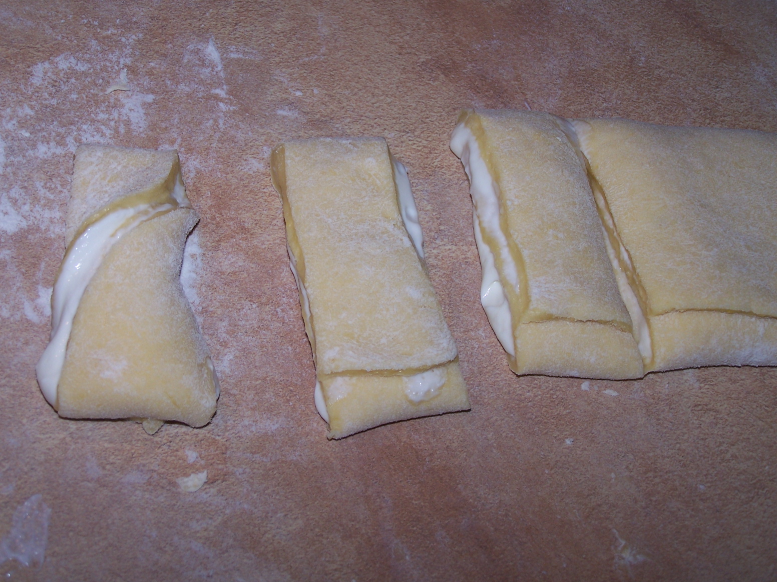 I jeszcze jedna propozycja drożdżówek z serem, czyli bułeczki i muszki :)