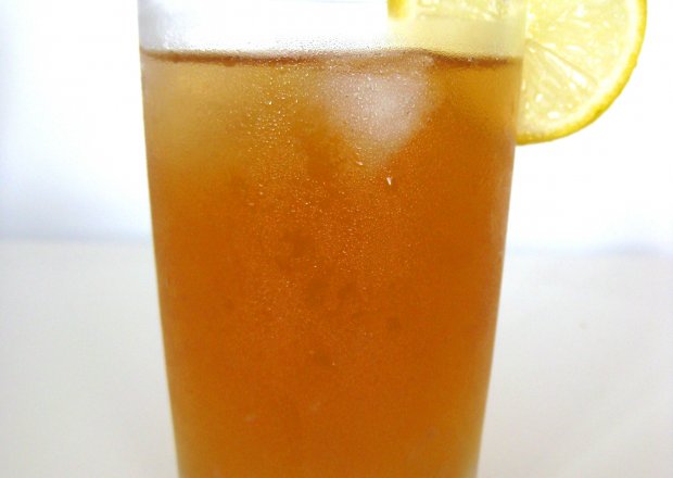 Fotografia przedstawiająca ice tea - mrożona herbata z cytryną