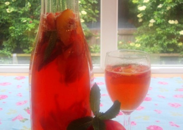 Fotografia przedstawiająca Ice Tea z nektaryną i truskawkami