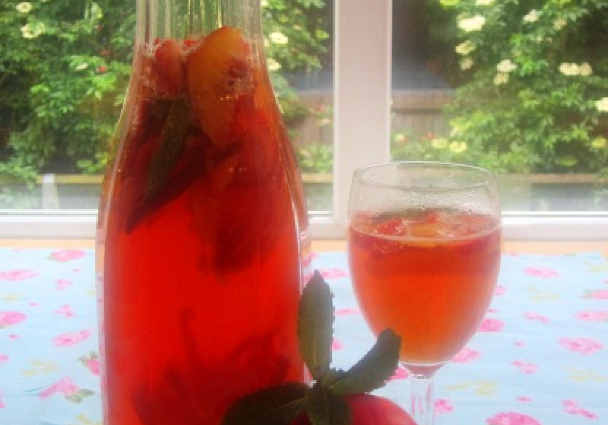 Ice Tea z nektaryną i truskawkami foto