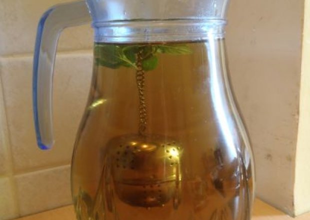 Fotografia przedstawiająca Ice tea z trawą cytrynowa