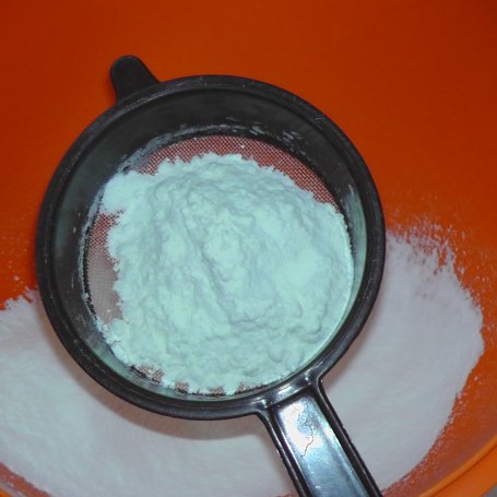 Krok 1 - Idealne do mleka ciasto jogurtowe z truskawkami foto