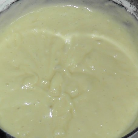 Krok 3 - Idealne do mleka ciasto jogurtowe z truskawkami foto