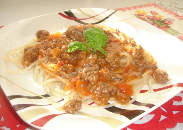 Fotografia przedstawiająca Idealnie gęsty sos do spaghetti z mozzarellą