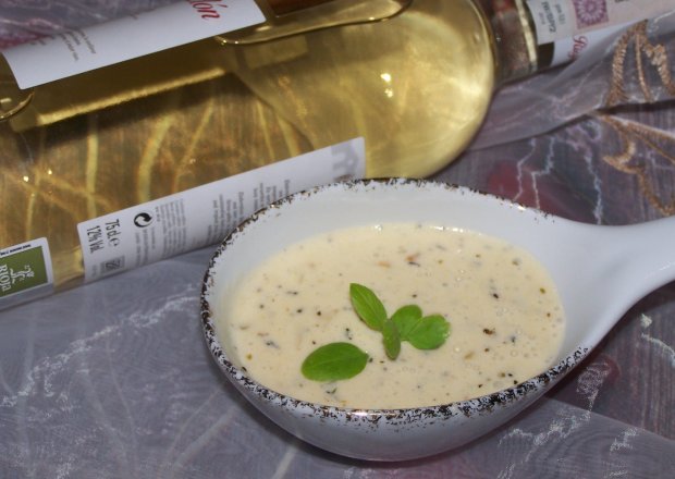 Fotografia przedstawiająca Idealny dodatek do mięsa, czyli sos śmietanowo-serowy na cebuli :)