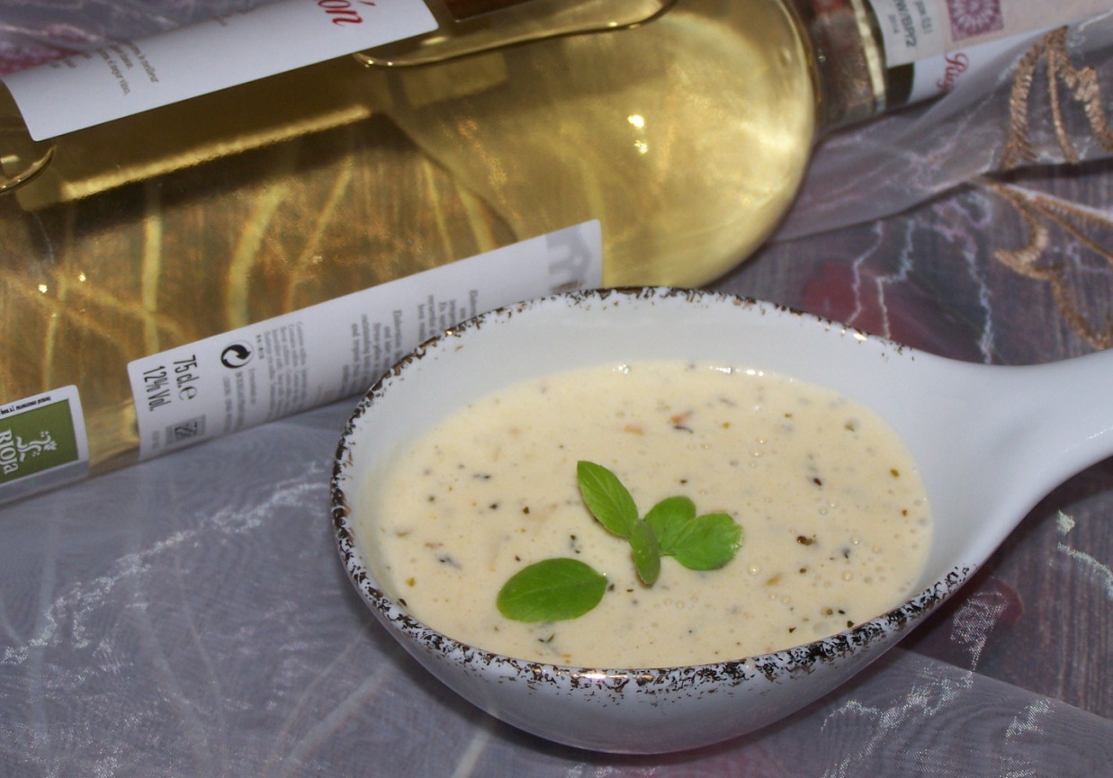 Idealny dodatek do mięsa, czyli sos śmietanowo-serowy na cebuli :) foto