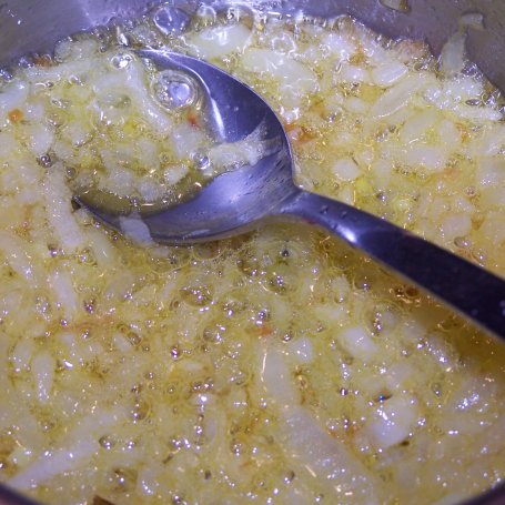 Krok 1 - Idealny dodatek do mięsa, czyli sos śmietanowo-serowy na cebuli :) foto