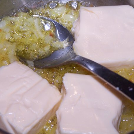 Krok 2 - Idealny dodatek do mięsa, czyli sos śmietanowo-serowy na cebuli :) foto