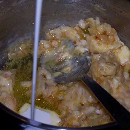 Krok 3 - Idealny dodatek do mięsa, czyli sos śmietanowo-serowy na cebuli :) foto
