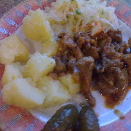Krok 3 - II DANIE KARKÓWKA NA OSTRO Z ZIEMNIAKAMI, OGÓRKAMI I KAPUSTĄ KISZONĄ foto