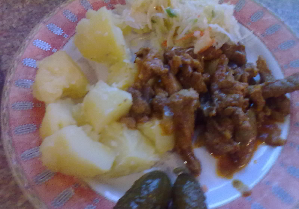 II DANIE KARKÓWKA NA OSTRO Z ZIEMNIAKAMI, OGÓRKAMI I KAPUSTĄ KISZONĄ foto