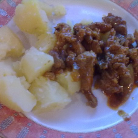 Krok 2 - II DANIE KARKÓWKA NA OSTRO Z ZIEMNIAKAMI, OGÓRKAMI I KAPUSTĄ KISZONĄ foto