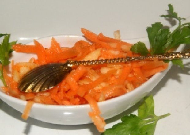 Fotografia przedstawiająca Imbirowe smaczki surówki z marchewki