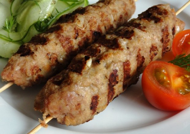 Fotografia przedstawiająca Imbirowe szaszłyki z mięsa mielonego na grilla