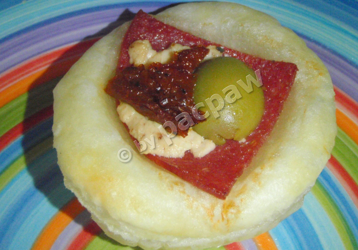 Imprezowe kanapeczki z ciasta francuskiego foto