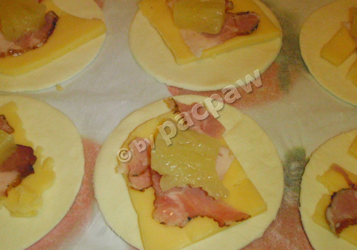 Imprezowe kanapeczki z ciasta francuskiego foto