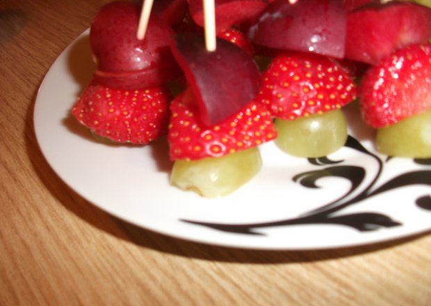 Fotografia przedstawiająca Imprezowe koreczki owocowe