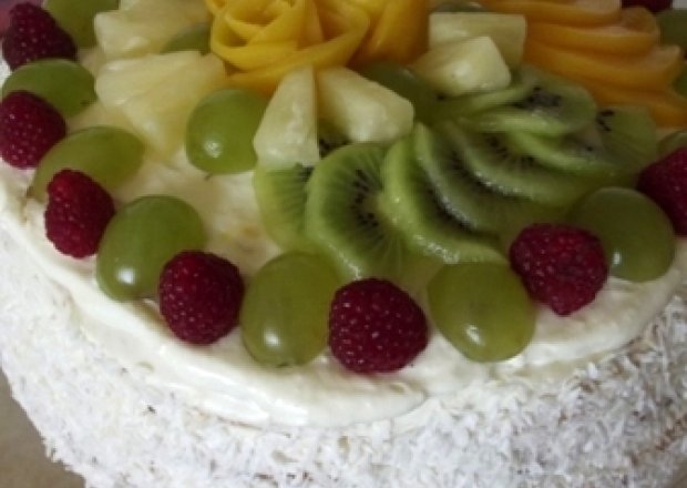 Fotografia przedstawiająca Imprezowy tort śmietanowy z owocami