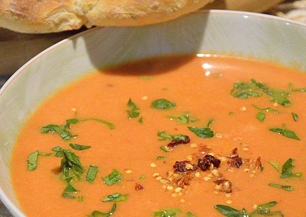 Fotografia przedstawiająca Indyjska zupa pomidorowa